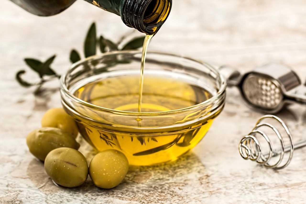 Φρέσκα βότανα και υλικά σε ξύλινο τραπέζι κήπου