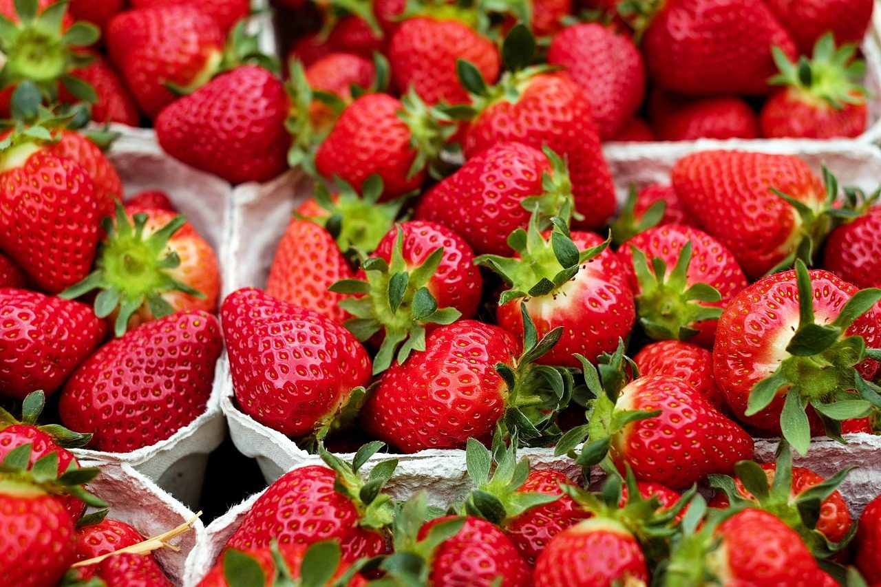 Φρέσκα βότανα και λαχανικά σε ξύλινη επιφάνεια κουζίνας
